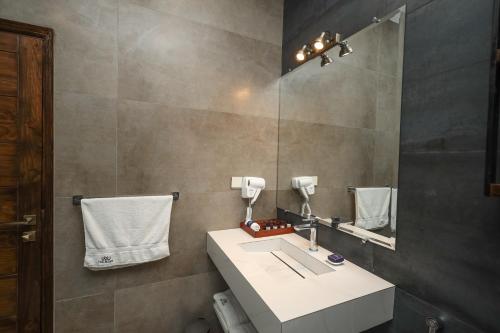 伊斯兰堡The Mark的一间带水槽和镜子的浴室