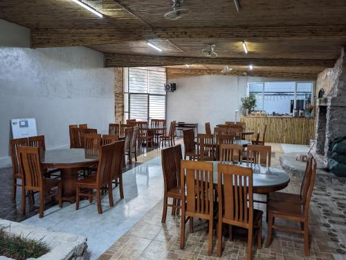 同文Lolo Heritage Resort的用餐室配有木桌和椅子