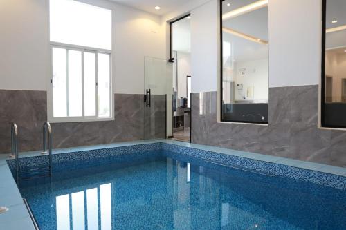 海米斯穆谢特شاليهات صن سيت تايم的一个带镜子的浴室内的游泳池