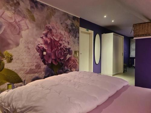 马斯梅赫伦Hemelse Helderheid的一间卧室设有一张带花卉墙壁的大床