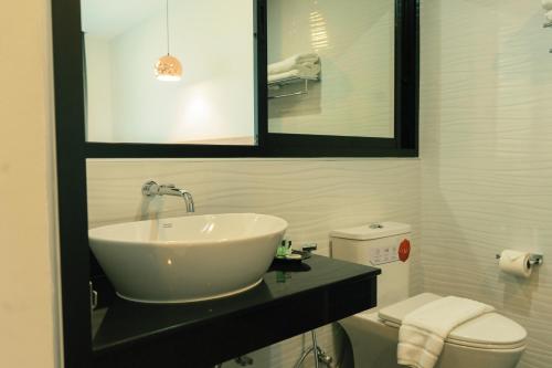 班武里府Mountain&Sea Hotel Prachuap的一间带水槽和卫生间的浴室