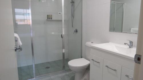 TuggeranongGREENWAY WATERS Apartments的带淋浴、卫生间和盥洗盆的浴室