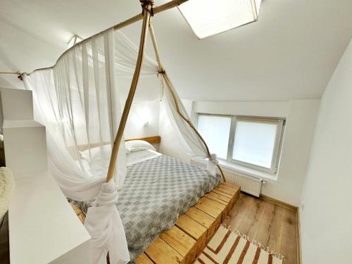 特鲁斯卡韦茨海吉纳Spa度假村的一间卧室配有一张带天蓬的床