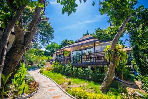 Ban Khao Rup Changสงขลาคีรี รีสอร์ท SongkhlaKeeree Resort的一座有树木的房屋