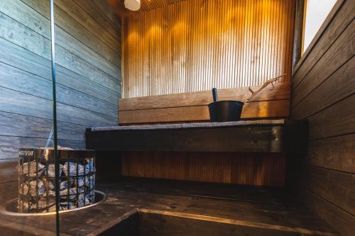 基蒂莱Levi Sky Igloo的一个带木墙和窗户的桑拿浴室