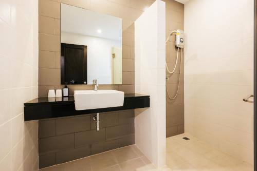 卡马拉海滩Vivace Hotel的一间带水槽和淋浴的浴室