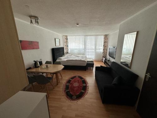 圣恩吉玛Wohnung in Sankt Englmar Nr 512的客厅配有沙发和桌子