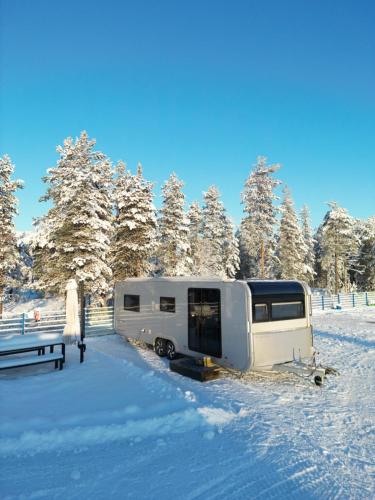 罗瓦涅米Santa`s luxury trailer的停在雪地里的野营车