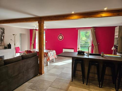 Chaux-des-CrotenayPont de la Chaux的客厅配有桌子和沙发