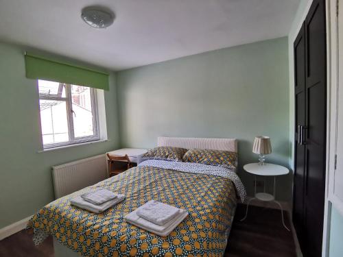 伦敦Solo Stay London Zone 1的一间卧室配有一张床,上面有两条毛巾