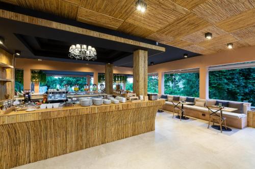 卡马拉海滩Amala Grand Bleu Resort Hilltops - SHA的别墅内的酒吧享有美景。