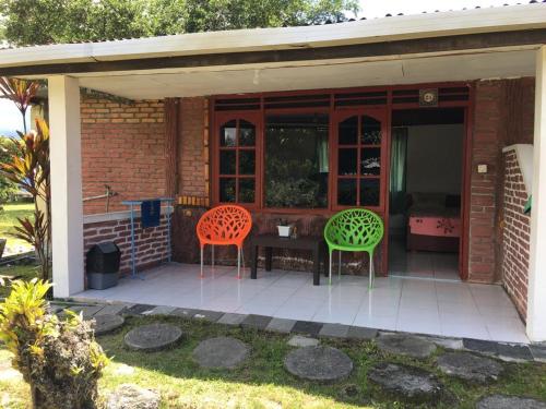 图克图克Hisar Guest House的两把椅子坐在带桌子的庭院