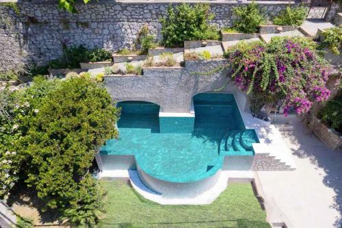 卡普里Terrazza Tragara的后院游泳池的顶部景色
