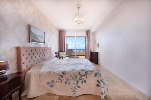 圣地亚哥港Ocean View的一间卧室设有一张大床和一个窗户。