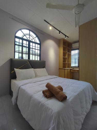 淡文Ipoh Tambun Sunway 5 Rooms Spacious Homestay的一张白色的大床,上面有一只动物塞满了东西
