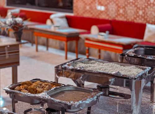 瓦迪拉姆Karam Wadi Rum camp的一张桌子,里面有两个盘子的食物