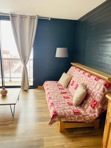 奥尔西埃Magnifique studio 4 pers avec balcon vue montagne的一间卧室配有一张蓝色墙壁的床