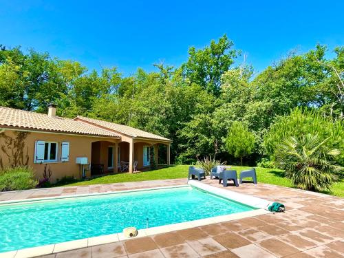Caporizon - Villa Puy d'Aiguillon- Piscine - 6 personnes的庭院中带游泳池的房子