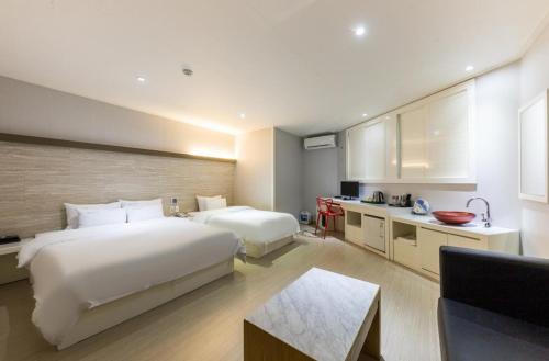 SeosanDaesan Hotel的酒店客房带两张床和厨房