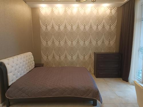 敖德萨Сдам квартиру у моря Элегия парк Аркадия的一间卧室设有一张床和一面墙