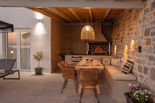 AgkidiaPleiades Villas Naxos2 (Hottub)的客厅配有沙发和桌椅