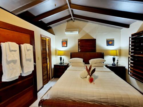 库尔克岛Yocamatsu的一间卧室,配有一张带鲜花的床