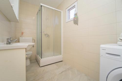尼亚卢卡SVEMA APARTMAN的带淋浴、卫生间和盥洗盆的浴室