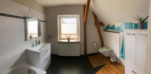 汉堡汉堡 - 切驰韦德公寓的一间带水槽和卫生间的浴室