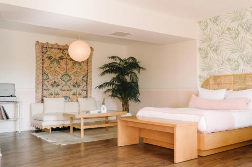皮克顿The June Motel的一间卧室配有一张床、一张沙发和一张桌子