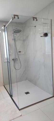沃罗里尼Villa Larnaca Bay Resort的浴室里设有玻璃门淋浴