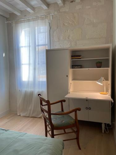 阿尔勒Résidence Léonard - Centre historique Arles的一间卧室配有桌子、椅子和窗户