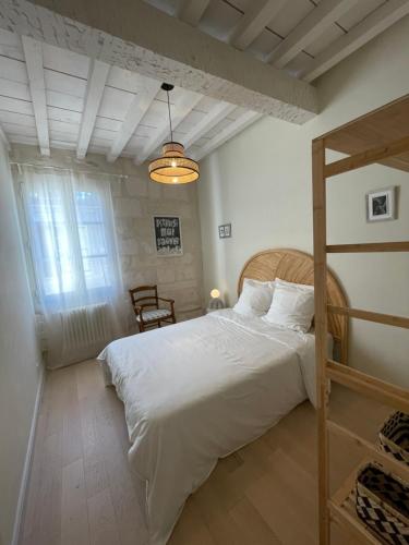阿尔勒Résidence Léonard - Centre historique Arles的卧室设有一张白色大床和一扇窗户。