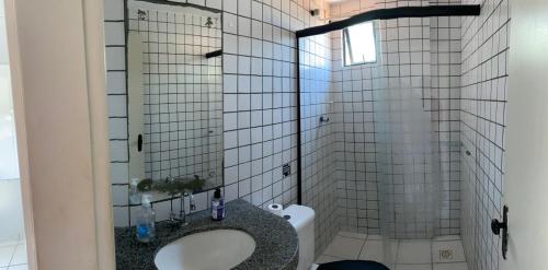 圣路易斯Edifício Ocean garden的一间带水槽和卫生间的浴室