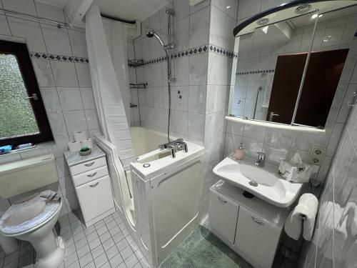 奥格斯堡Schönes, friedliches Zimmer的白色的浴室设有水槽和卫生间。