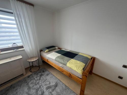 奥格斯堡Schönes, friedliches Zimmer的一间小卧室,配有床和窗户
