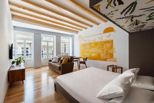 维亚纳堡桔园酒店的一间卧室设有一张床和一间客厅。