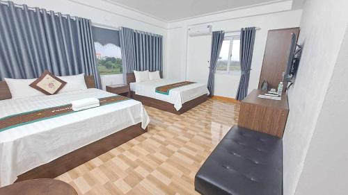 Thach Loi家庭过境酒店的酒店客房设有两张床和电视。