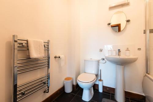 南安普敦Highland - 2 Bedroom Flat with Parking的一间带卫生间和水槽的浴室
