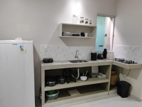伊塔卡雷Casa de Mel的一个带水槽和柜台的小厨房