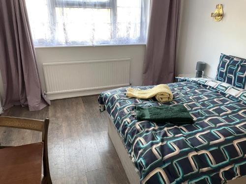 埃尔特姆A nice double bedroom in Mottingham的一间卧室配有一张床铺,床上有毯子