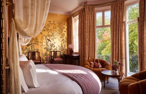 伦敦波特贝拉酒店的一间卧室设有一张床和一个大窗户