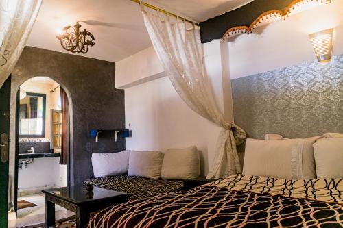 索维拉索维拉社交旅游青年旅舍的一间卧室配有一张床和一张沙发