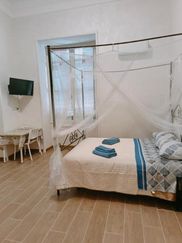 卡塔尼亚Capuana House的一间卧室设有一张床和一个窗口