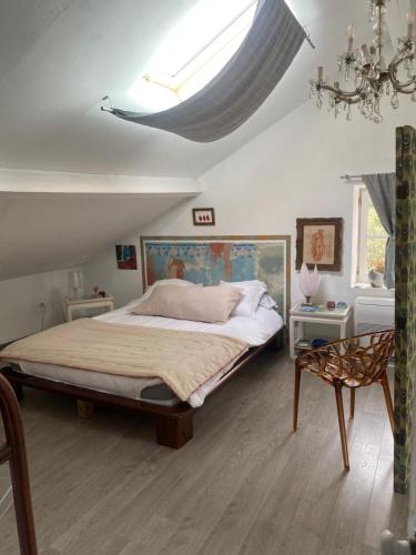 卡尔维Mamma-Mia的一间卧室设有一张大床和天窗