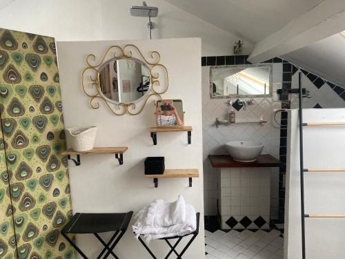 卡尔维Mamma-Mia的一间带镜子和水槽的浴室