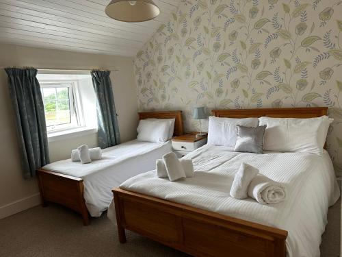 斯特朗申斯特朗廷酒店的卧室设有两张单人床和窗户。