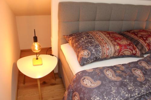 萨尔茨堡Junker's Apartments的一间卧室配有一张床和一张边桌