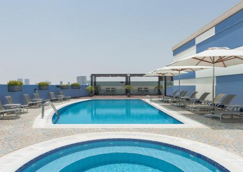 迪拜德伊勒珊瑚酒店内部或周边的泳池