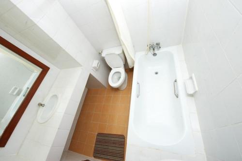 曼谷蓬乔克公馆酒店的带浴缸和卫生间的浴室。