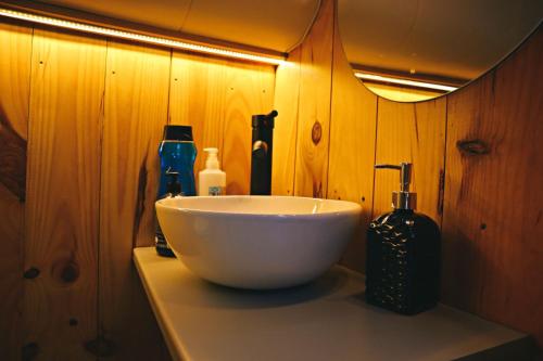 波尔图SLEEPBOAT LuxLife Yatch的一间带碗水槽和灯的浴室